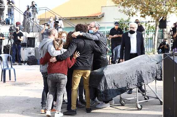 בני משפחתה של אסתר הורגן במסע הלווייתה, היום // צילום: מישל דוט קום